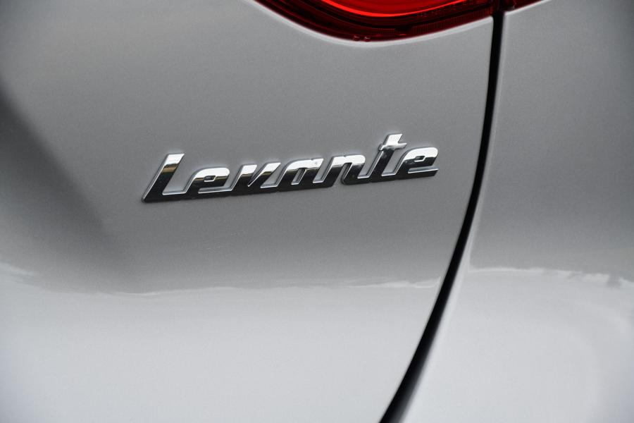 Логотип Maserati Levante S Q4 GranSport 2017 года  (AU) (фото 11 из 36)